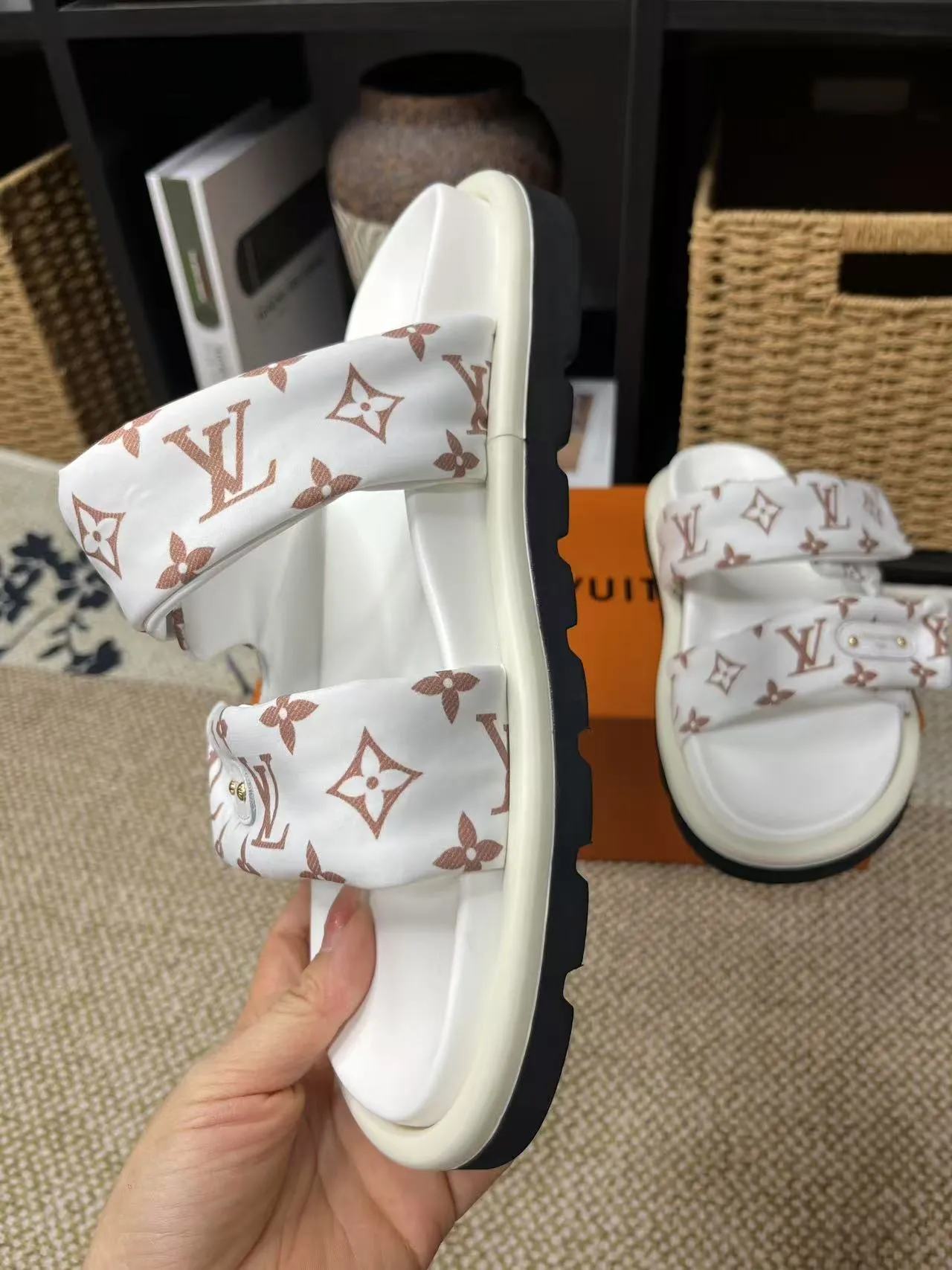P340 yuan LV Louis Vuitton Full of high-end feel! A popular model among bloggers at home and abroad, it’s retro and fashionable, and looks stunning on your feet! Mainly recommended model on the official website★ ━━━━━ ЅᏇєєt ━━━━━ ▪️Upper: original calfskin ➕5D printing process ▪️Inner: imported mixed sheepskin ▪️Outsole: original molded foam outsole ▪️Size: Female 35-40 Men's 39-44 (women's 41 men's 45)